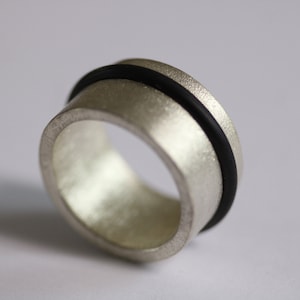 Schlichter Silberring mit eingearbeiteten schwarzen Silikonreif, Goldschmiedearbeit, Schwarz, Handwerk, Schmuck, Ring, Unikat, Edel Bild 1