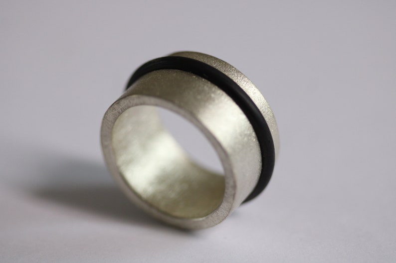 Schlichter Silberring mit eingearbeiteten schwarzen Silikonreif, Goldschmiedearbeit, Schwarz, Handwerk, Schmuck, Ring, Unikat, Edel Bild 1