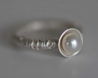 Zarter Silberring mit echter weißen Süßwasserperle von Frank Schwope, Perle weiß, Solitär-Ring