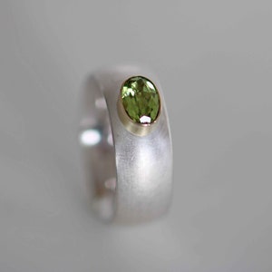 Solid silver ring with a beautiful faceted peridot set in 750 gold by Frank Schwope, goldsmith work, ring, peridot, unique image 3