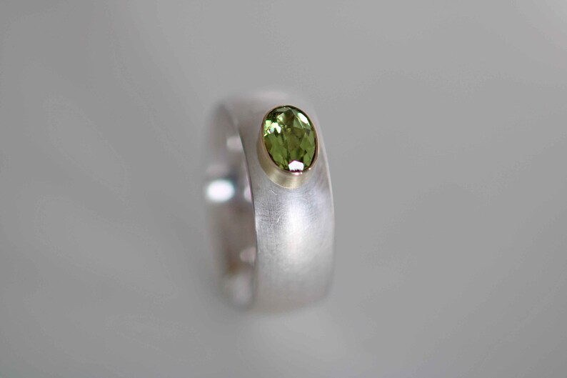 Solid silver ring with a beautiful faceted peridot set in 750 gold by Frank Schwope, goldsmith work, ring, peridot, unique image 3