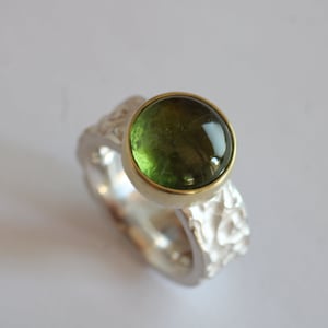 Dream ring with light green tourmaline set in gold, unique jewelery by Frank Schwope, green, tourmaline, 750 gold, solitaire ring, ornament