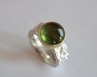 Dream ring with light green tourmaline set in gold, unique jewelery by Frank Schwope, green, tourmaline, 750 gold, solitaire ring, ornament