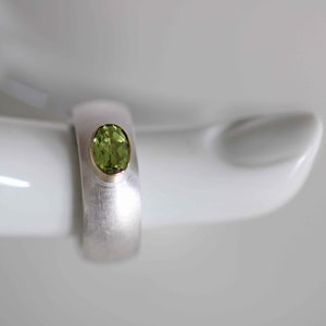 Solid silver ring with a beautiful faceted peridot set in 750 gold by Frank Schwope, goldsmith work, ring, peridot, unique image 10