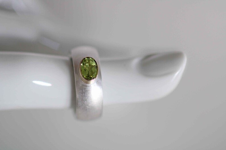 Solid silver ring with a beautiful faceted peridot set in 750 gold by Frank Schwope, goldsmith work, ring, peridot, unique image 10