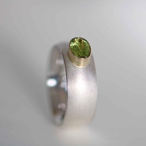 Solid silver ring with a beautiful faceted peridot set in 750 gold by Frank Schwope, goldsmith work, ring, peridot, unique image 5