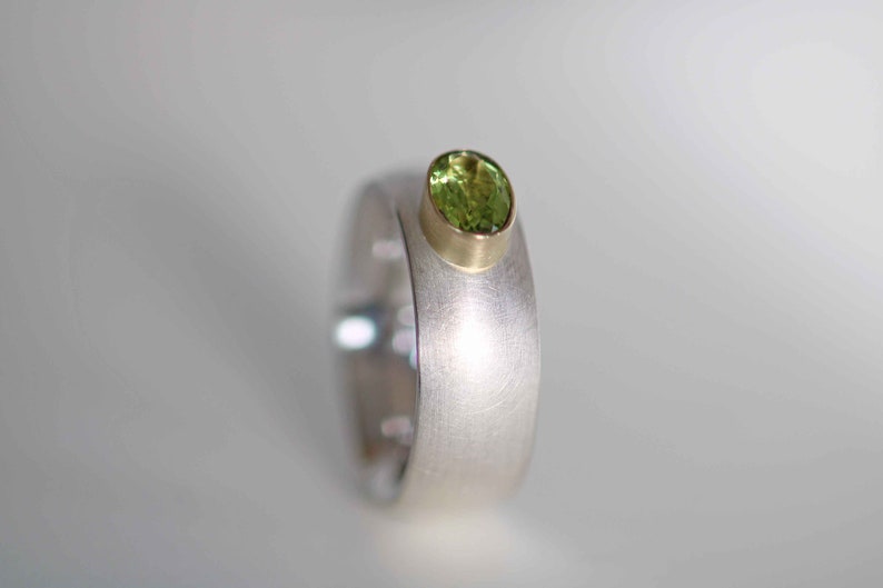 Solid silver ring with a beautiful faceted peridot set in 750 gold by Frank Schwope, goldsmith work, ring, peridot, unique image 5