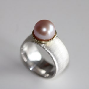 Bague en argent avec une perle précieuse dans un coquillage en or massif 750 par Frank Schwope, travail d'orfèvrerie, bijoux uniques, bijoux uniques, orfèvres,