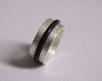Schlichter Silberring mit eingearbeiteten schwarzen Silikonreif, Goldschmiedearbeit, Schwarz, Handwerk, Schmuck, Ring, Unikat, Edel