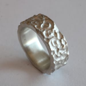 Bague en argent massif avec ornement environnant de Frank Schwope, travail d'orfèvrerie, structure, bijoux uniques, bijoux uniques, bague, argent