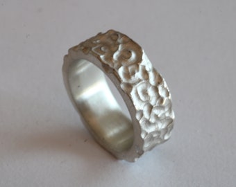 Ring in massiv Silber mit umlaufenden Ornament von Frank Schwope, Goldschmiedearbeit, Struktur, Unikatschmuck, Schmuckunikat, Ring, Silber