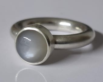 Ring met een prachtige grijze maansteen cabochon in massief zilver van Frank Schwope, uniek stuk, eenmalig sieraad, rookkwarts, edelsteen, bijzondere sieraden