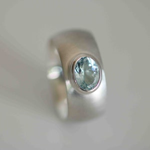 Anello con un bellissimo topazio blu sfaccettato di Frank Schwope, anello solitario, topazio, unico, pezzo di gioielleria, gioielli unici, Wissgoldingen, Schwope immagine 1