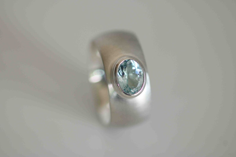 Anello con un bellissimo topazio blu sfaccettato di Frank Schwope, anello solitario, topazio, unico, pezzo di gioielleria, gioielli unici, Wissgoldingen, Schwope immagine 1