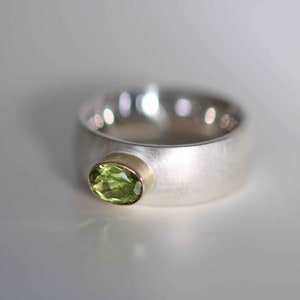 Solid silver ring with a beautiful faceted peridot set in 750 gold by Frank Schwope, goldsmith work, ring, peridot, unique image 6