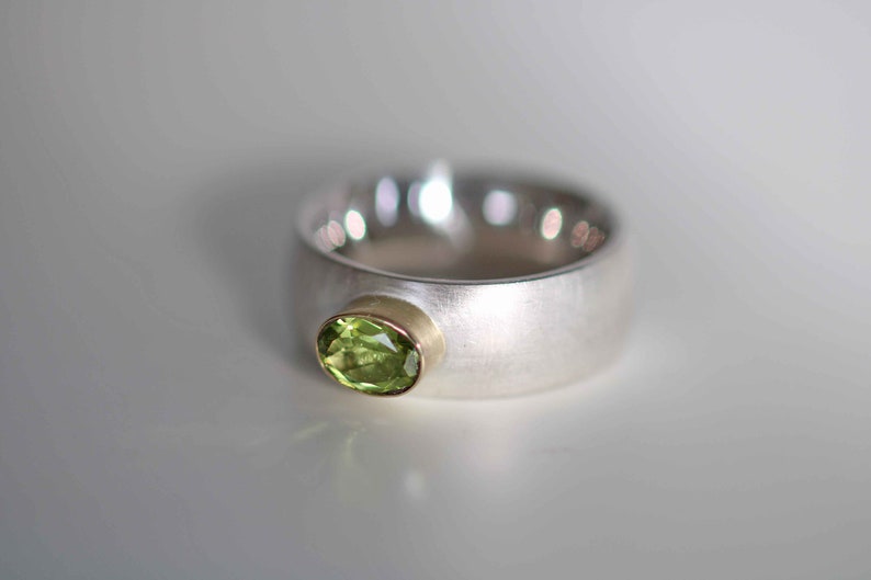 Solid silver ring with a beautiful faceted peridot set in 750 gold by Frank Schwope, goldsmith work, ring, peridot, unique image 6