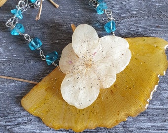 Collar "Graziella", con gingko biloba, hortensia prensada y piedras naturales