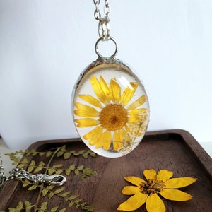 Collar de margarita amarilla
