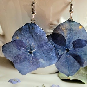 Orecchini con ortensia, real hydrangea earrings, fiori pressati , pressed flower , gioiello fiore secco,