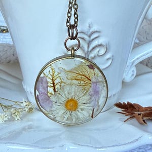 Collana con ciondolo con margerita, petali di geranio, muschio, fiori secchi, petali veri, collar de terrario, collar de margaritas y musgo