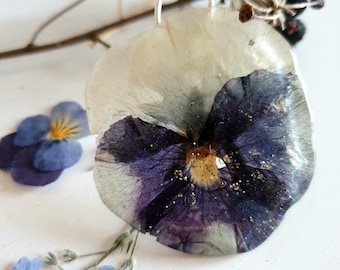 Collier avec pourpre, vrai collier de pensée, vraie fleur, collier botanique, pansy bleu