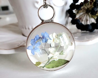 Collier avec myosotis bleu et blanc « ne m’oublie pas », fleurs séchées, vraie fleur, fleurs sechees, fleurs pressées, echte blumen