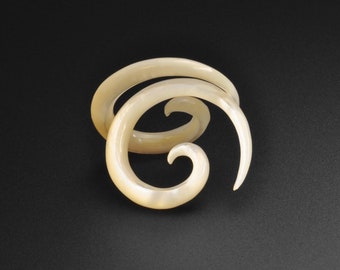 Spirale en nacre | Jauges d'allongement des oreilles Shell | Formats 2 mm (12 g) - 6 mm (2 g) | Livraison GRATUITE disponible !