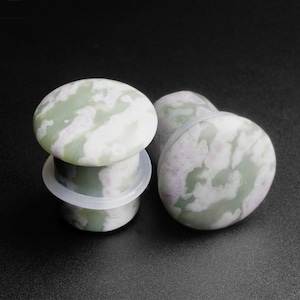 Plugue convexo com pedra Peace Jade | Alargadores de orelha com pedra orgânica | Tamanhos 3 mm (8g) - 16 mm (5/8&quot;) | GRÁTIS para todo o mundo