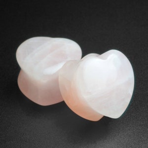 Rosenquarz herzförmiger Double Flare Stein Plug | Organic Stein Stretcher Gauges | Größen 6mm (2g) - 16mm (5/8") | KOSTENLOSE Lieferung verfügbar!