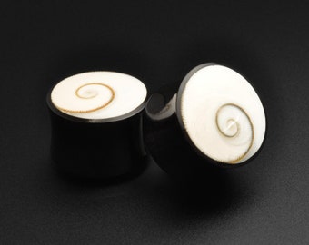 Dubbelutsvängda hornproppar med Shiva-öga-inlägg | Organiska hornöronproppar | Storlekar 6 mm (2 g) - 18 mm (11/16 tum) | GRATIS leverans över hela världen!