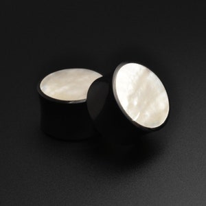 Dubbel utsvängd hornplugg med pärlemorinlägg | Organiska öronsträckare | Storlekar 4 mm (6 g) - 20 mm (13/16 tum) | ***Inga USA-tullar!***