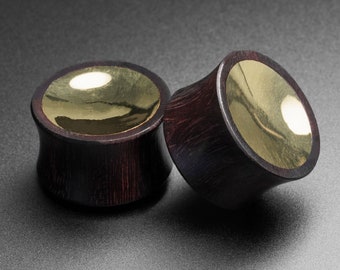 Op de afbeelding: Twee houten oorpluggen met een gouden inleg. De pluggen zijn donkerbruin met een gladde afwerking.