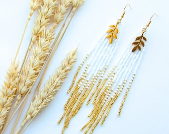 Pendientes bohemios chic de cuentas blancas hechos a mano, con pan de oro