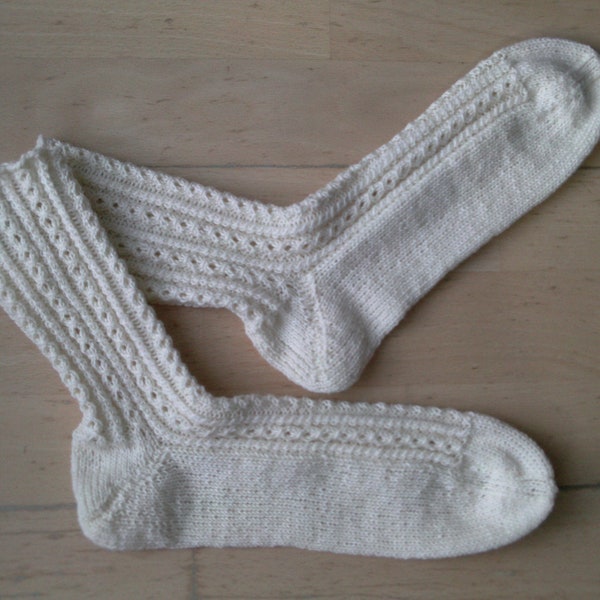 Trachtensocken mit Lochmuster