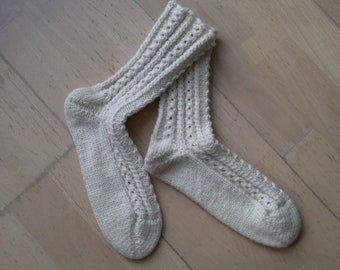 Selbstgestrickte Socken mit Lochmuster für Damen