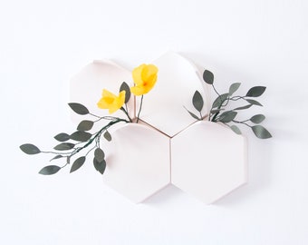 Hexagonal modular wall-mount vase single piece by Extra&ordinary Design