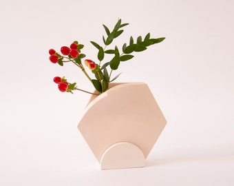 Hexagonal table-top vase single piece by Extra&ordinary Design