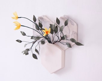 Pre-set hexagonal modular wall-mount vase with 2 marbled tiles