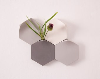 Pre-set hexagonal modular wall-mount vase in cool grey by Extra&ordinary Design
