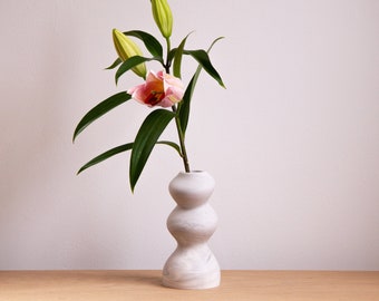Vaso scultoreo pieno di bolle della collezione Gravity di Extra&ordinary design