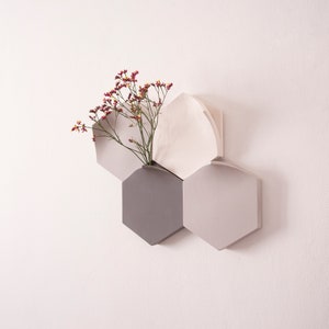 Pre-set hexagonal modular wall-mount vase in cool grey by Extra&ordinary Design image 3