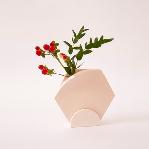 Hexagonal table-top vase single piece by Extra&ordinary Design Grey pink