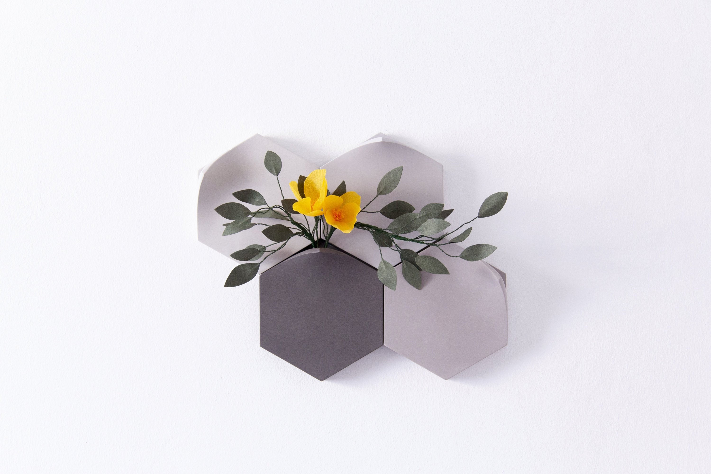 Vase Modulaire Hexagonal Prédétral en Gris Frais avec Des Fleurs Faites à La Main Par Eileen Ng Fait