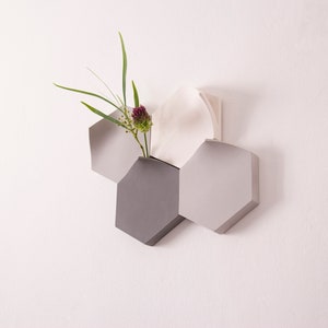 Pre-set hexagonal modular wall-mount vase in cool grey by Extra&ordinary Design image 2