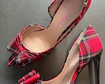Sapatos de salto agulha com laço xadrez Betsey Johnson vintage anos 20