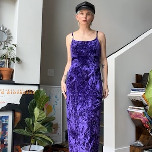 Vestido roxo de veludo amassado VTG anos 90