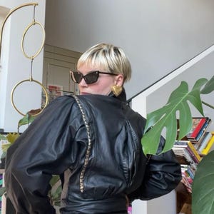 Veste cloutée en cuir noir à manches chauve-souris VTG années 80