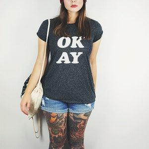 Shirt OKAY Triangle Hipster Vintage Print Typo Bild 1