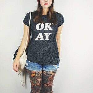 Shirt OKAY Triangle Hipster Vintage Print Typo Bild 2