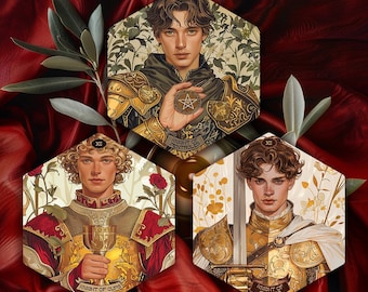 Puede incluir: Tres cartas de tarot hexagonales, cada una con un caballero en armadura dorada. El Caballero de Pentáculos sostiene una moneda con un pentagrama, el Caballero de Copas sostiene un cáliz y el Caballero de Espadas sostiene una espada. Las cartas están colocadas sobre un fondo de terciopelo rojo.